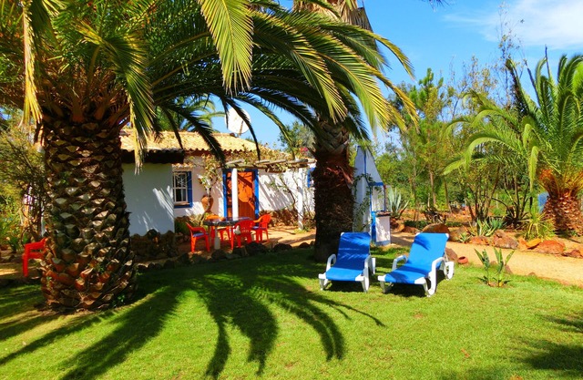 Casa Palmeira se encuentra en un oasis verde, piscina comunitaria, playa a unos 7 km,
