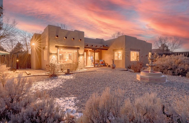 Casa Panorama~ Stunning Views~ Kiva Fireplace~ Hot Tub~ 8 mins to Plaza!