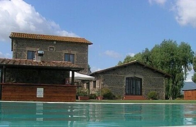Casa Pausania E: Un apartamento característico que forma parte de una antigua granja rodeada de viñedos y olivares.