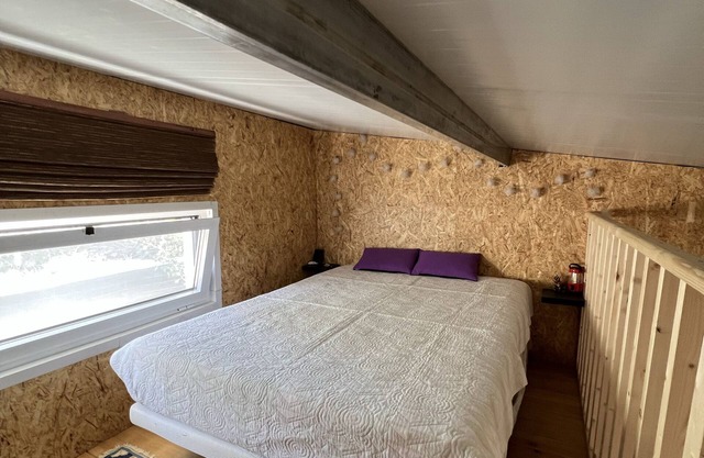 Casa pequena dentro de uma quinta, ótima para atividades ao ar livre.
