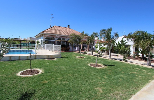 CASA PERLA, ideal para tus vacaciones cerca del mar, wifi gratuito, aire acondicionado opcional, piscina privada, se admiten mascotas, playa para perros