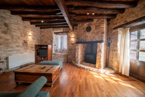 Casa Piedra, Hidden Gem, Jacuzzi, BBQ, Patio in Monagroulli