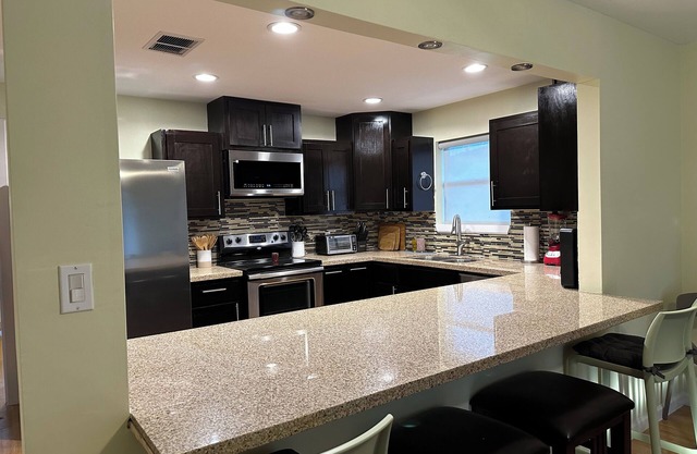 Casa Pizarro- Family Friendly Home on the Resaca in a Country Club Neighborhood!