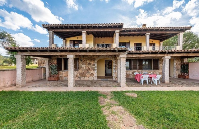 CASA POMPIA 5: casa de vacaciones rodeada de vegetación