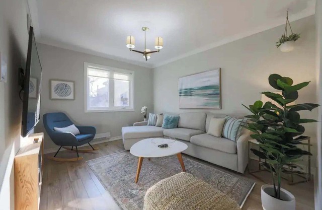 Casa Queen East - Modern 2BR Suite