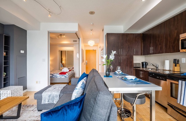 Casa Queen- Elegant Suite in Leslieville