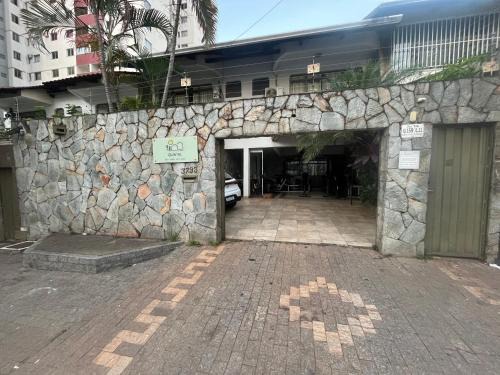 Casa Quintal Bueno! 5 quartos com ar split e internet ultra! Perto do melhor de Goiânia! Marista Parques Areião e Vaca Brava Hospital Premium Mater Dei Blue Fit Perdomo Goiânia Shopping!