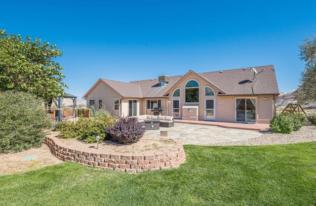 Casa Rimrock: Pergola Dining and Monument Views