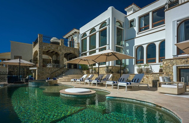Hill top Villa with stunning views and beach access 6 BR, Casa Rio de Luna