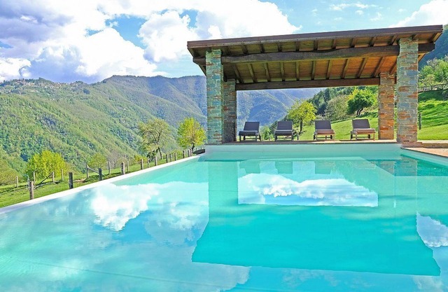Casa Robia B, fully refundable with voucher*: A characteristic and welcoming apartment that is part of a villa, surrounded by Garfagnana Valley, with Free WI-FI.