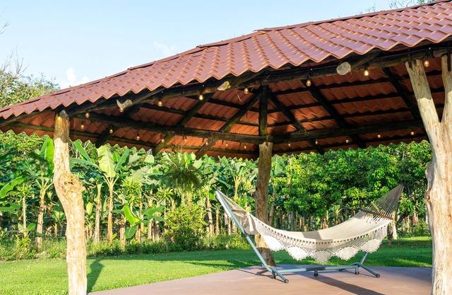 Casa Roble Fortuna, Piscina, Jacuzzi y rancho privado, rodeado de naturaleza.