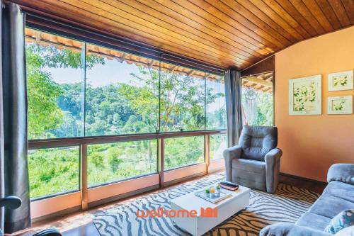 Casa rodeada por uma area verde em Teresopolis