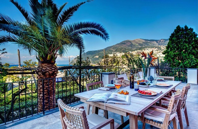 CASA ROSADA - Spectacular Waterfront Villa with Pool and View of Mount Vesuvius