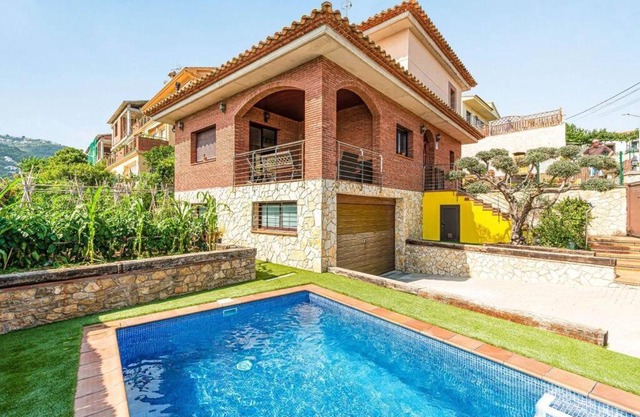 Casa rustica con piscina y jardin