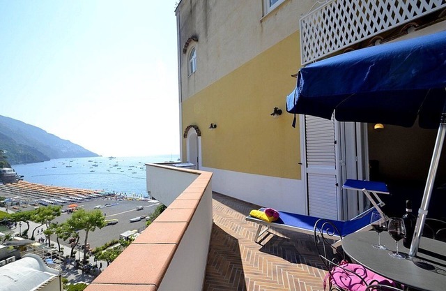 Casa Samuela: Una antigua casa con encanto con vistas al mar y la Spiaggia Grande di Positano.