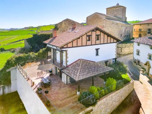 Casa Santamaría, espaciosa casa a los pies del pantano de alloz