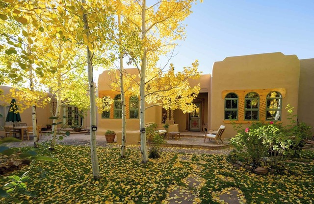 Casa Sara Adobe Home en camino a Taos Ski Valley, capacidad para 12