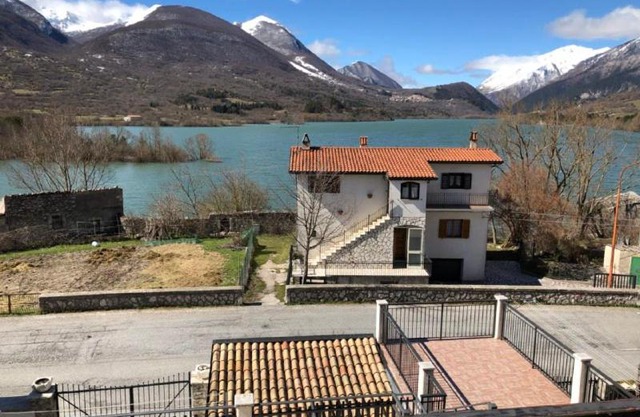 Casa sul Lago Parco Nazionale d'Abruzzo - House on the lake side
