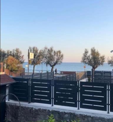 Casa sul Mare con Posto Auto e Giardino Privato