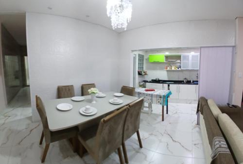 Casa térrea com garagem! Região Central, próximo a Igreja