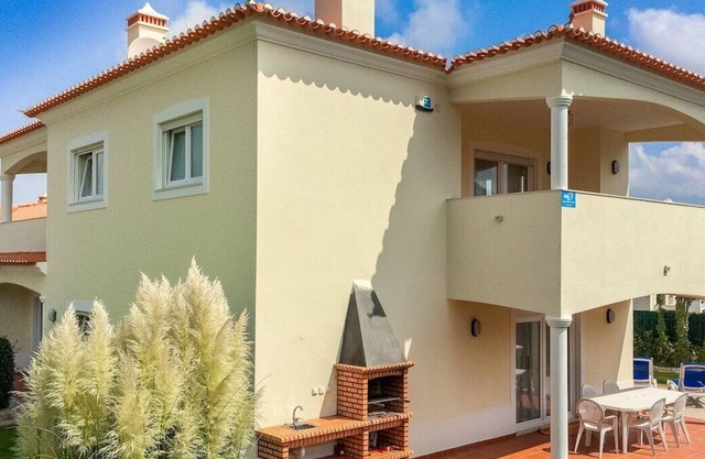 Villa con piscina privada, a 300 metros de la laguna de Obidos, capacidad para 8