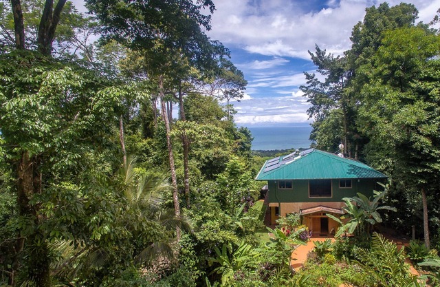 Casa Uvita: bosque tropical y vistas al mar, casa ecológica