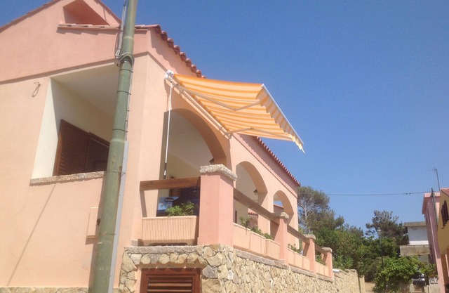Casa Valentina (Loc. Porto Palma) con terraza y jardín, en el monte. 150 de la playa