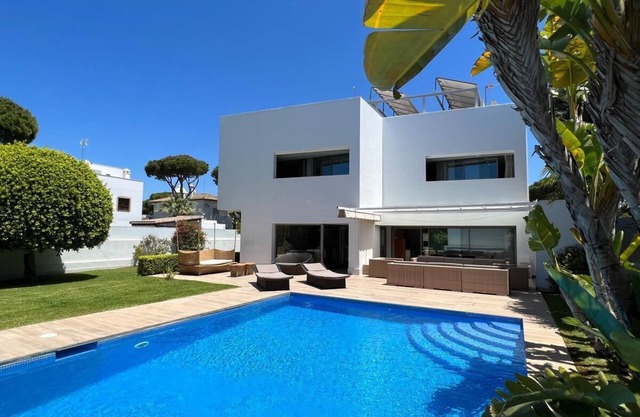 Casa Vera - Chalet moderno con piscina muy cerca de la playa de Roche