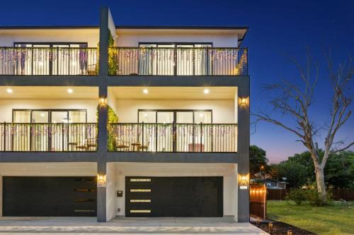 Casa Verde Balcony Sleeps 10 4BR Free Prkg