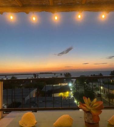 Casa Victoria Vista al mar 2 blocks Malecon with Rooftop