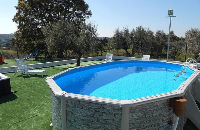 Casa Viola A: Un acogedor apartamento rodeado de vegetación.