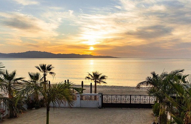 Beachfront-2BD / 2BA Home-On the Sand-Private / Gated- $ 225 / n-Kite, Fish, Snorkel, Relax