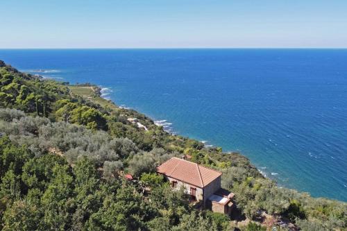 CASALE PANORAMICO IN CILENTO PER 6
