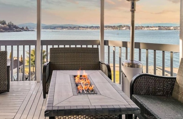 Casanora Views - Beachfront Home