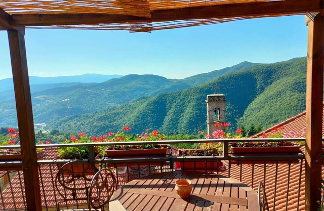 CasaResi Apartment with panoramic terrace in the medieval village Le case diQuota