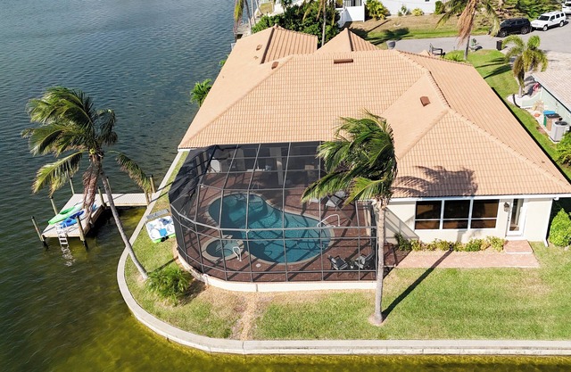 CasaSuLago Sunset Lakefront, Saltwater Pool & Spa, Fishing, Kayaks & Game Room!