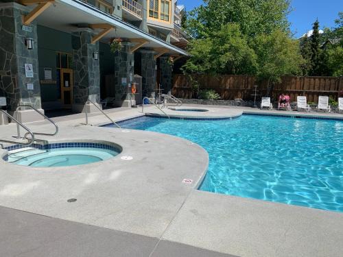 Cascade Lodge suite WIFI 2 hot tubs pool gym sauna bike and ski storage room