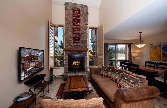 Cascade Village Condo/ Deck/ Mountain Views/ Heated Pool/Hot Tubs