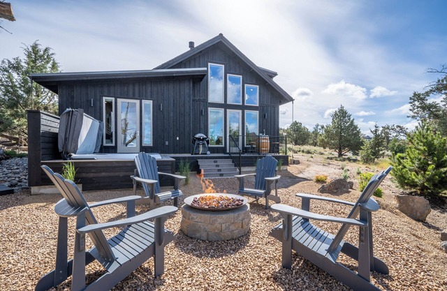 Cascade Vista │Golf Cart + E-bikes I Sleeps 4+ 2 kids I Hot Tub