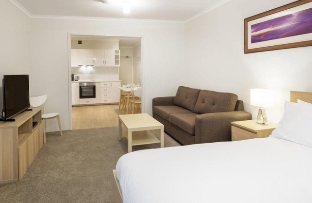Cascades 3 - Studio Apartment l Free WiFi l Central Location l Bath