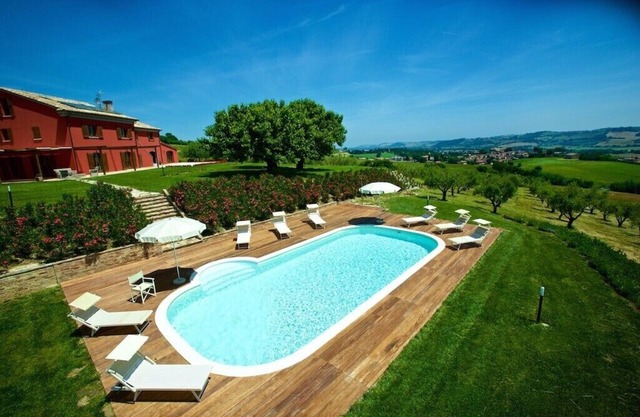 Villa con piscina privada, aire acondicionado y putting green a 10 km del mar.
