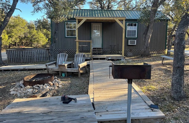 Case's Cabin - Cabin 2 - Farmhouse with covered patio