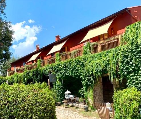 Casette rosse nel borgo medievale di Fossanova