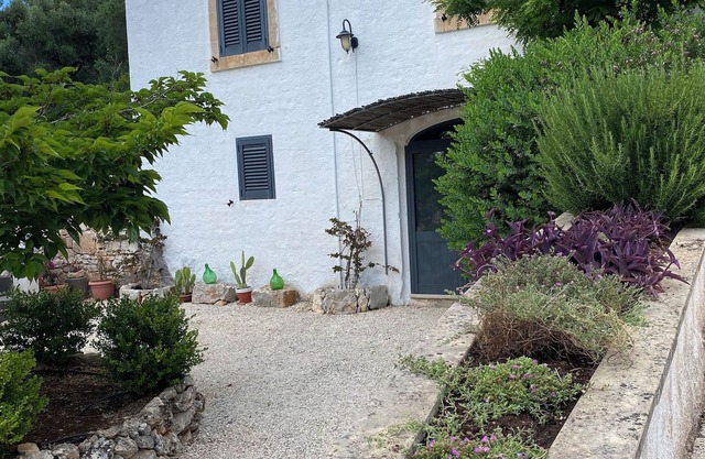 Casina Fumarola entre los olivos milenarios.