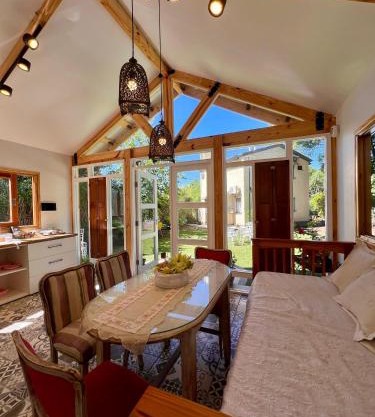 Casita Amarillo Sol con Casa de Te, Pileta y Parrilla