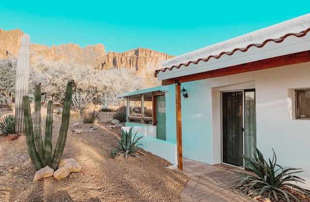 Casita de vivienda del desierto ubicada en la base de las Montañas de la Superstición.