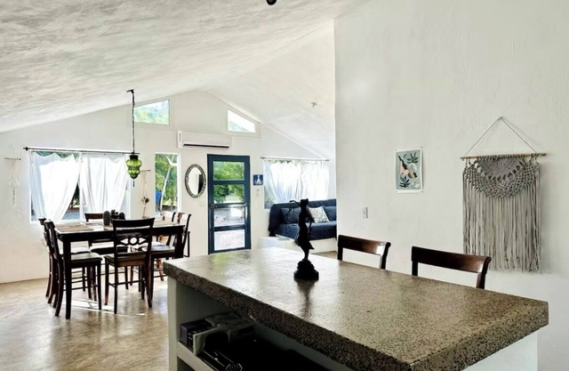 Casita Azul, su hermoso santuario enclavado en un palmeral privado