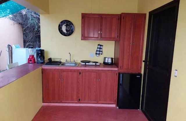 Casita Barracuda Walk to Town Comfortable Bungalow