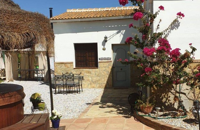 Casita Gloria- Apartamento estudio cerca del lago Vinuela con jacuzzi privado