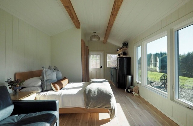 Casita: Near Wineries & Keuka Lake: 100"Projector